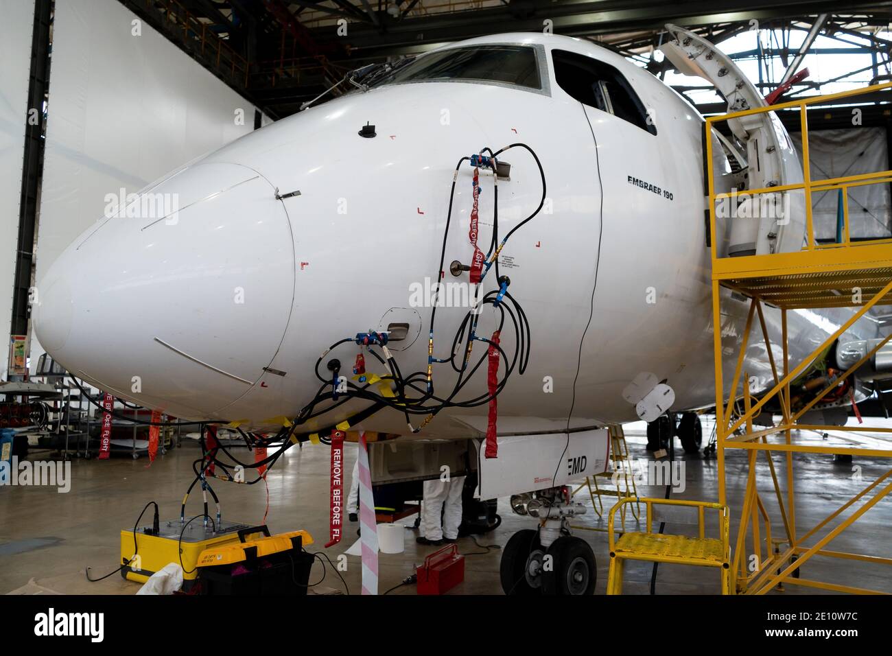 Ucraina, Kiev - 25 novembre 2020: L'aeromobile Embraer E190LR UR-EMD è nell'hangar per la riparazione tecnica e la manutenzione. Diagnostica aerea, sto Foto Stock
