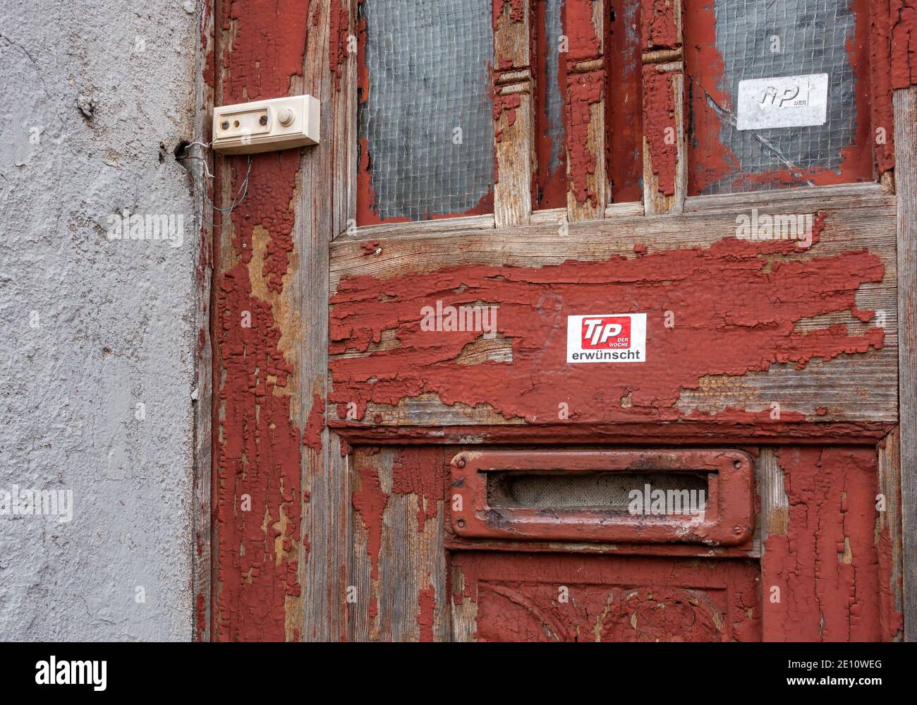 Vecchia porta di legno su una casa Foto Stock