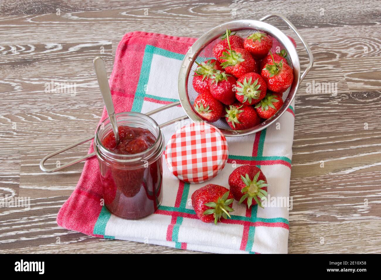 Marmellata di fragole fatta in casa con frutta fresca in UN setaccio Foto Stock