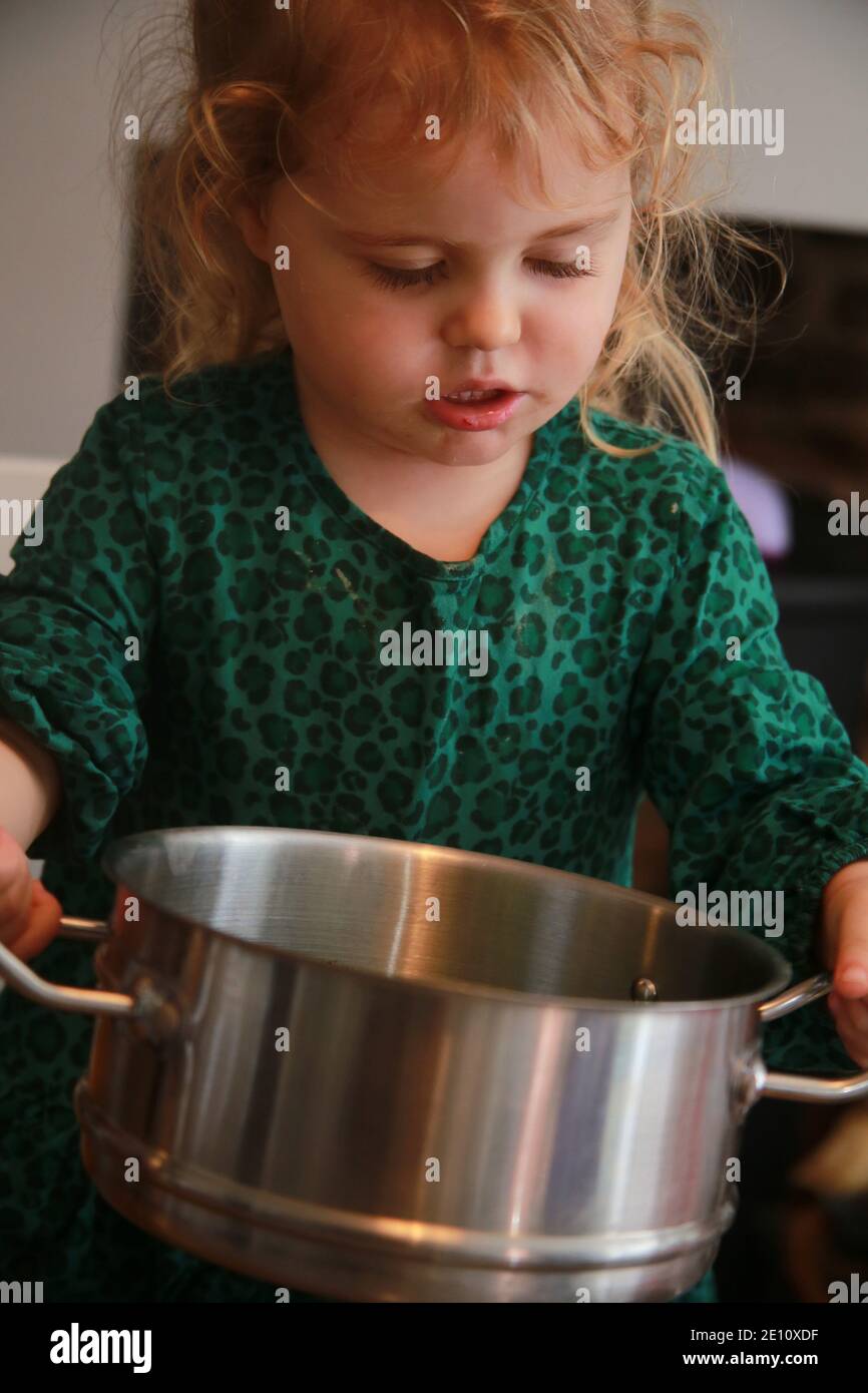 Bimbo che prepara la verdura per il colder. Foto Stock