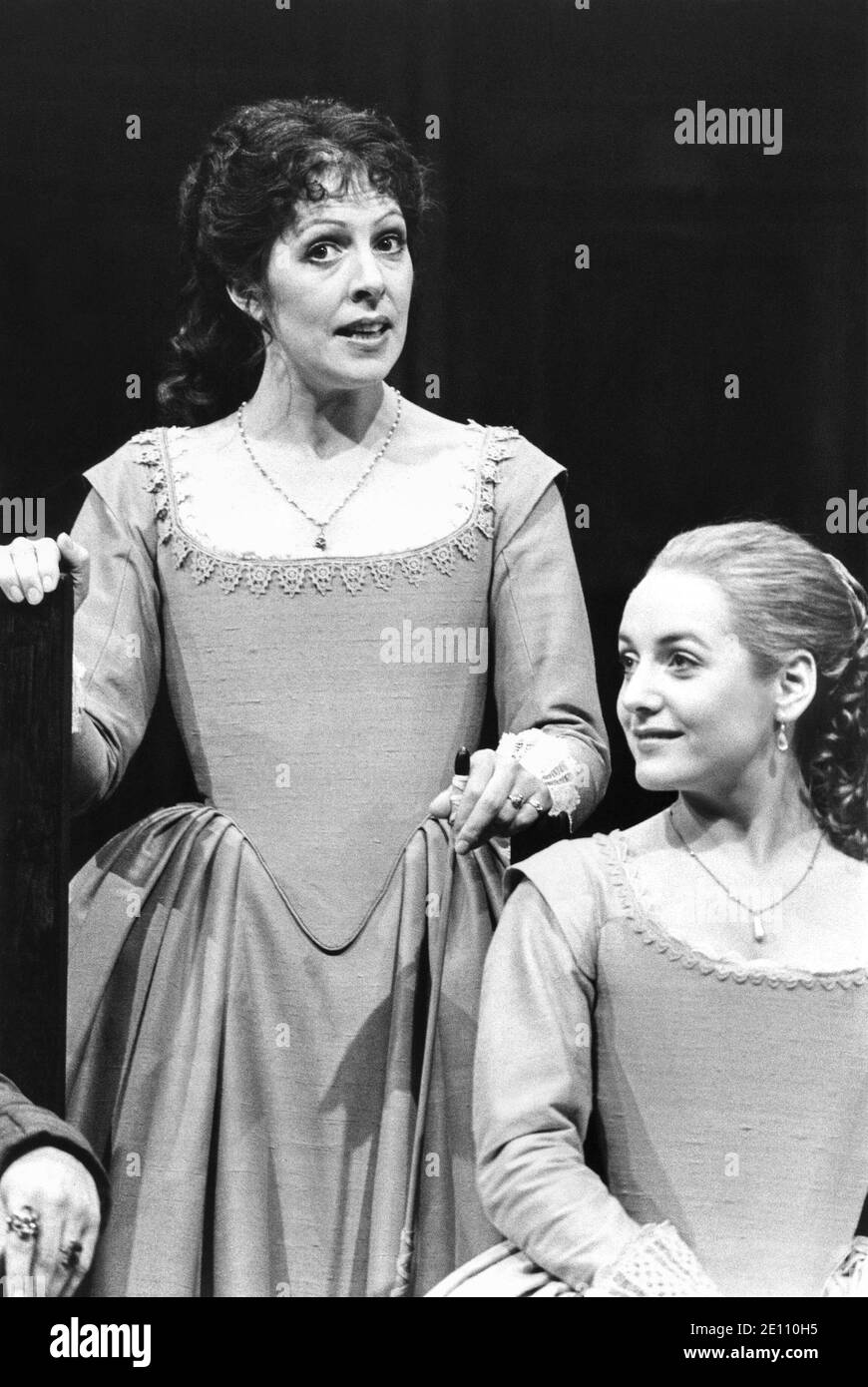l-r: Penelope Wilton (Beatrice), Caroline Langrishe (Hero) in MUCH ADO ABOUT NOTHING di Shakespeare all'Olivier Theatre, National Theatre (NT), London SE1 14/08/1981 design: Alison Chitty Lighting: Stephen Wentworth regista: Peter Gill Foto Stock