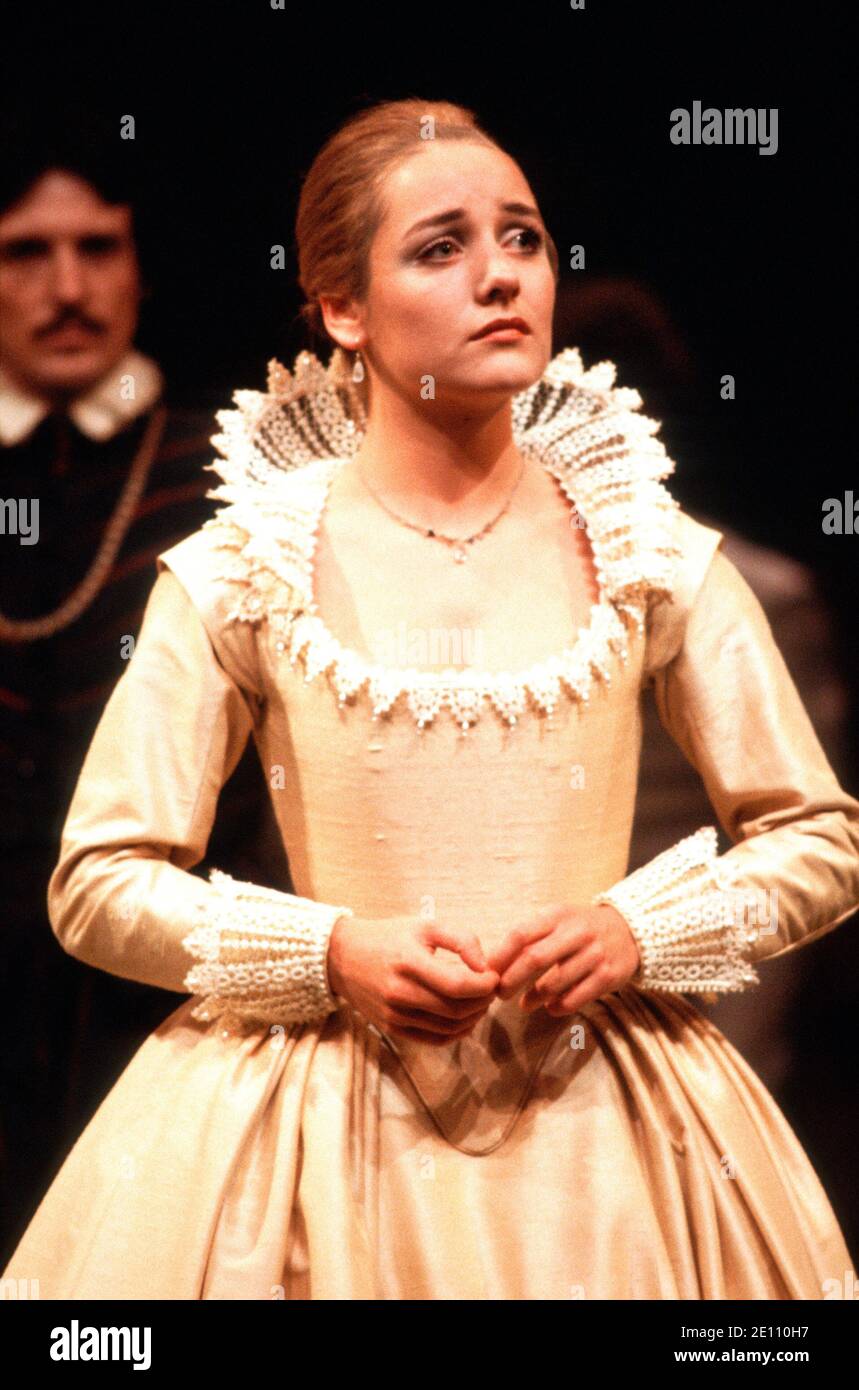 Caroline Langrishe (Hero) in MUCH ADO ABOUT NOTHING di Shakespeare al Teatro Olivier, National Theatre (NT), Londra SE1 14/08/1981 design: Alison Chitty illuminazione: Stephen Wentworth regista: Peter Gill Foto Stock