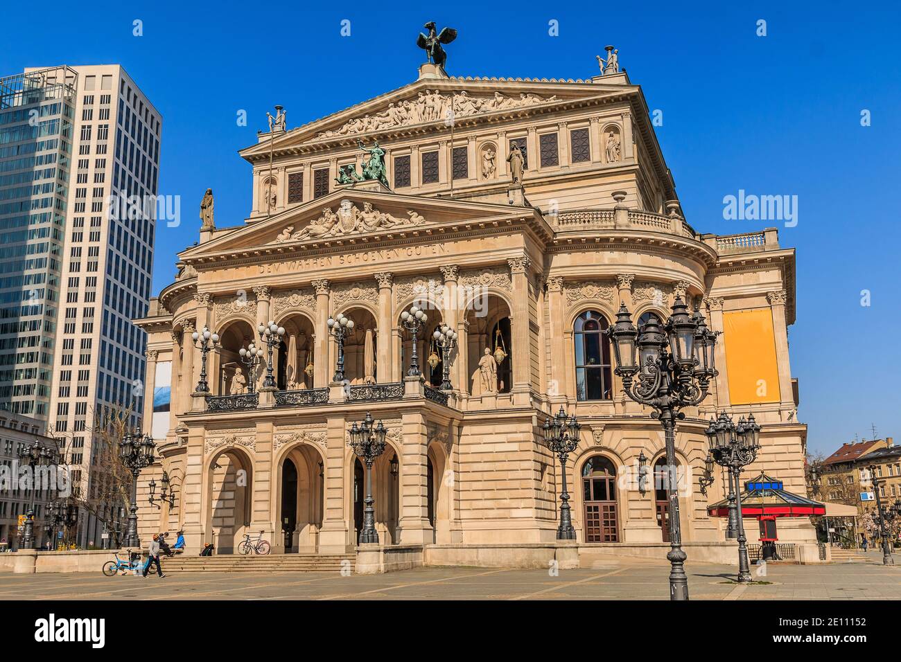 Old Frankfurt Opera nel centro della città. Edificio storico in primavera sotto il sole. Luci di strada con spazio davanti all'edificio. Creazione di business Foto Stock