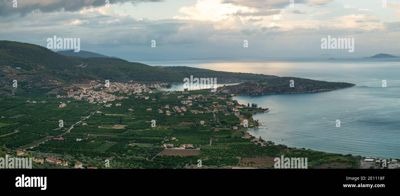 Il villaggio di Epidauros Vecchia alla sera in un giorno nuvoloso. Argolis, Peloponneso, Grecia. Foto Stock