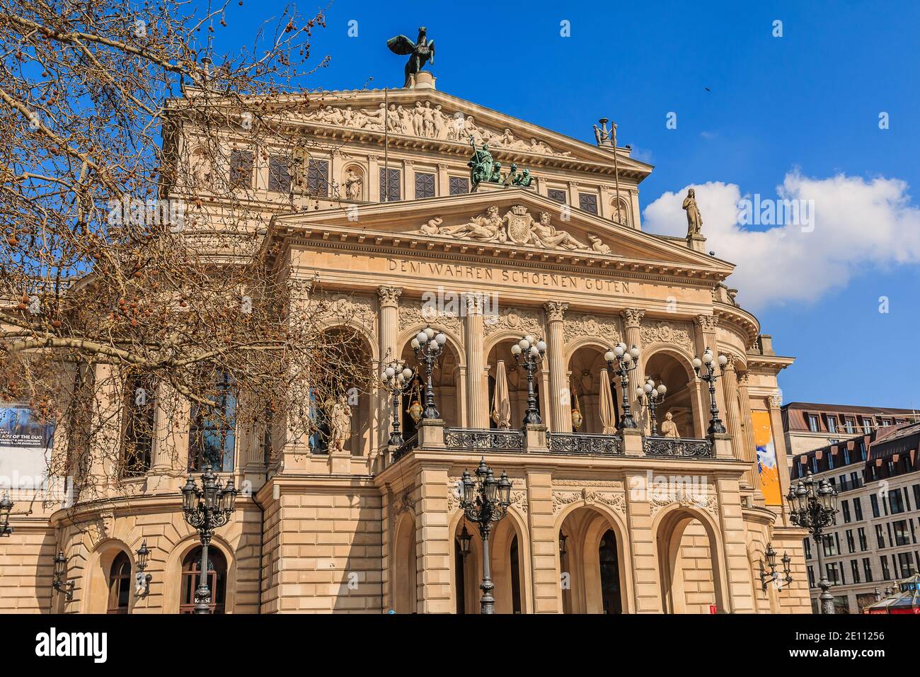 Edificio storico dell'antico teatro dell'opera di Francoforte in primavera con il sole. Piazza pubblica con alberi nel centro della città con commerciale Foto Stock