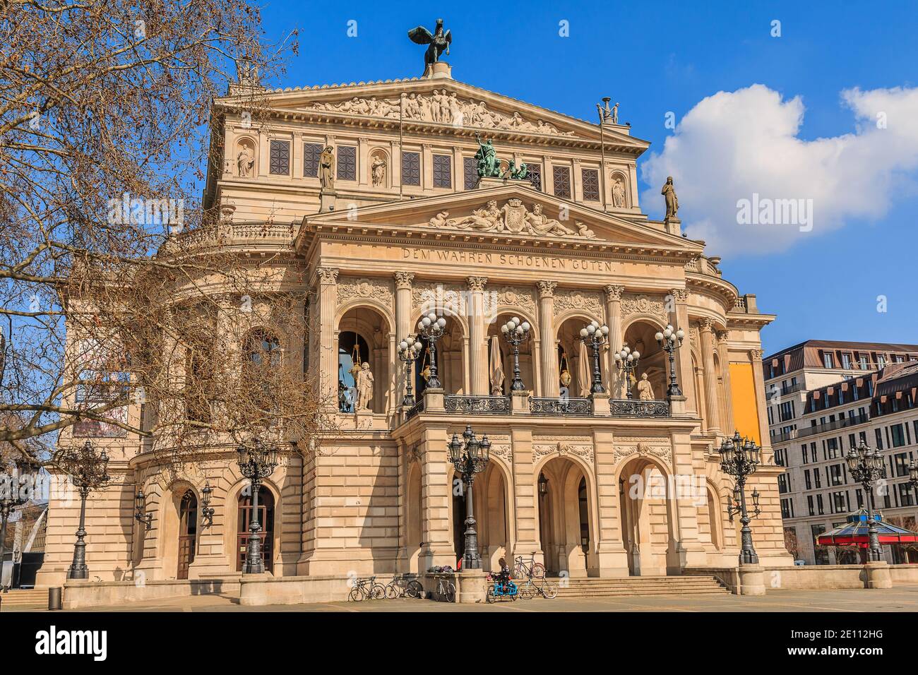 Piazza nel centro della città di Francoforte. Edifici dello storico vecchio teatro dell'opera con alberi ed edifici commerciali in primavera sotto il sole Foto Stock