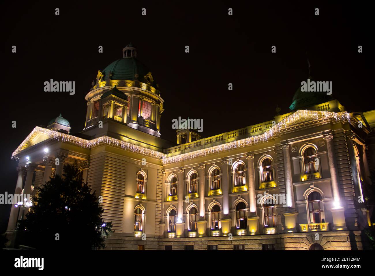 Assemblea Nazionale della Repubblica di Serbia edificio, splendidamente illuminato, Belgrado, Serbia Foto Stock