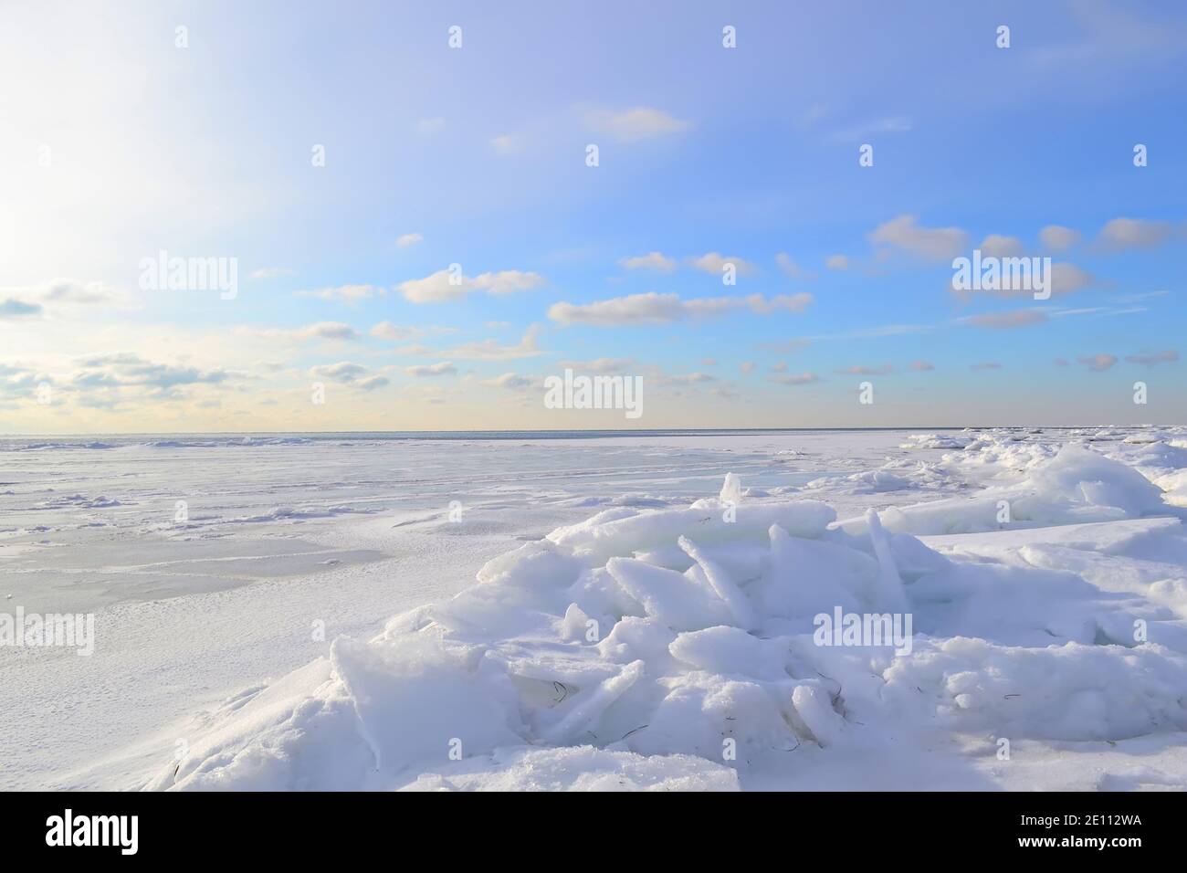 Paesaggio marino invernale in tempo soleggiato. Ucraina. Mar Nero Foto Stock