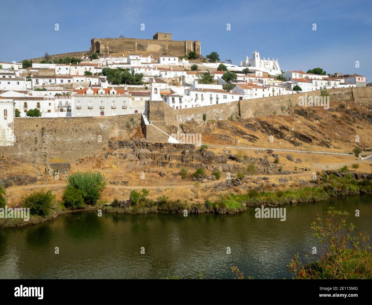 Mertola un villaggio lungo il fiume Guadiana Foto Stock