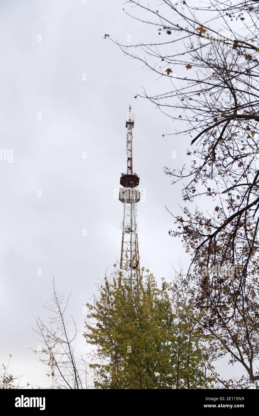 Una tipica torre relè TV in metallo. Il bellissimo paesaggio autunnale. È un giorno brutto. Foto Stock