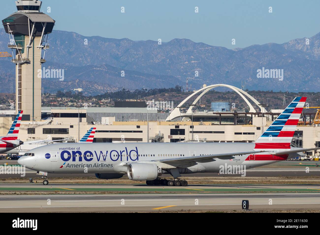 American Airlines Oneworld Boeing 777-223(ER) jet con registrazione N796AN mostrato rullaggio all'aeroporto internazionale di Los Angeles (LAX). Foto Stock