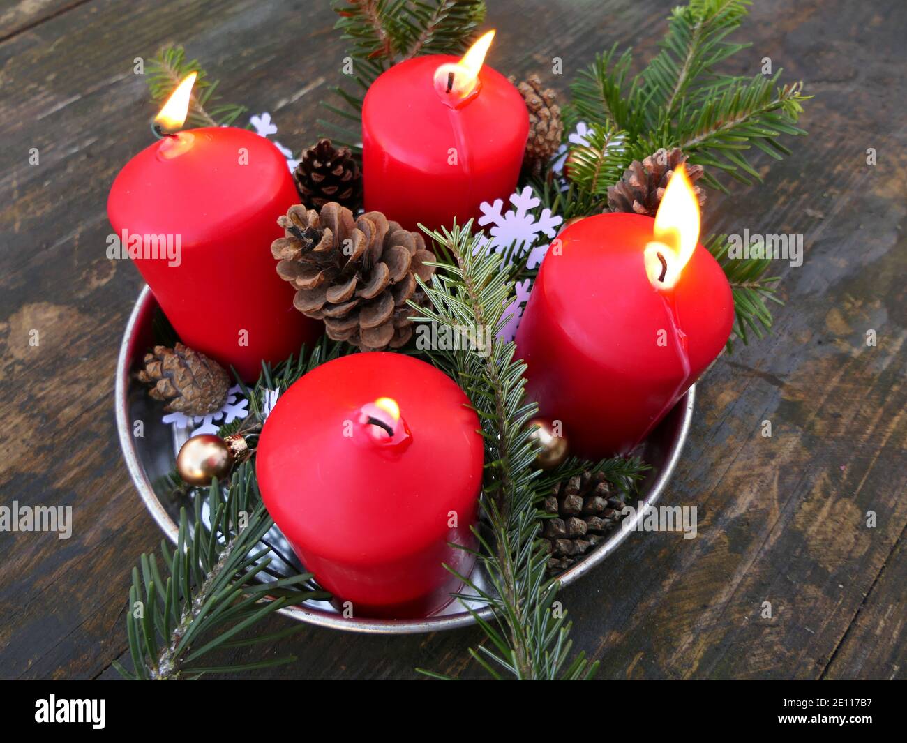 Il 4° Avvento, Advent decorazione con quattro candele rosse brucianti Foto Stock