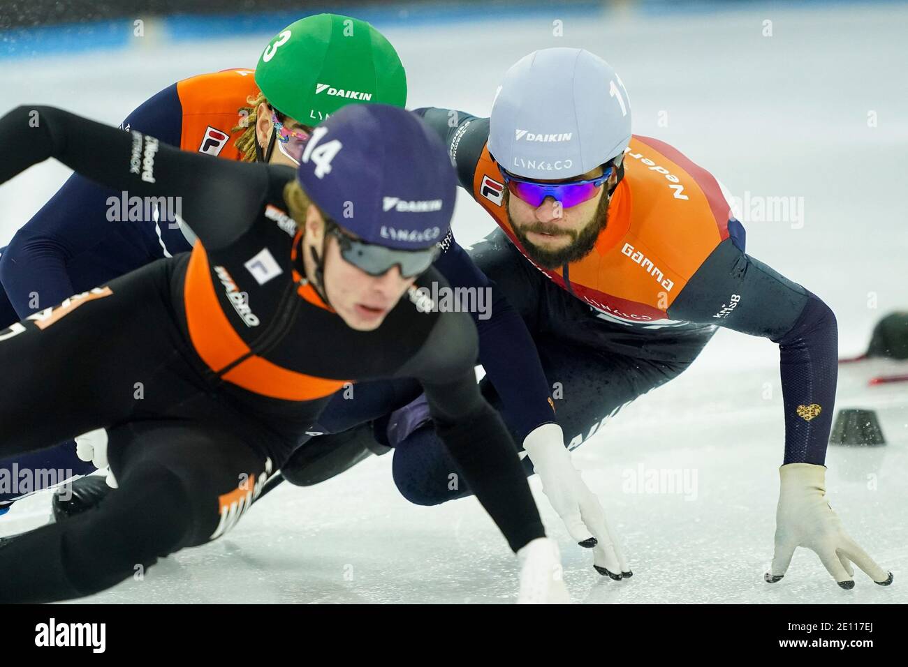 HEERENVEEN, PAESI BASSI - 3 GENNAIO: Jens van t Wout, Dylan Hoogerwerf, Sjinkie Knegt durante i campionati nazionali olandesi Allround Shorttrack Foto Stock