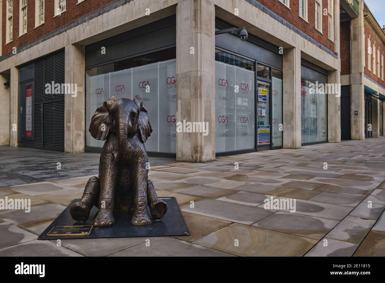 Statua di Maktao un vitello orfano con elefante si erge a guardia su un'unità al dettaglio chiusa durante il Covid-19 Lockdown, Brushfield St, Londra, 3 gennaio 2021 Foto Stock