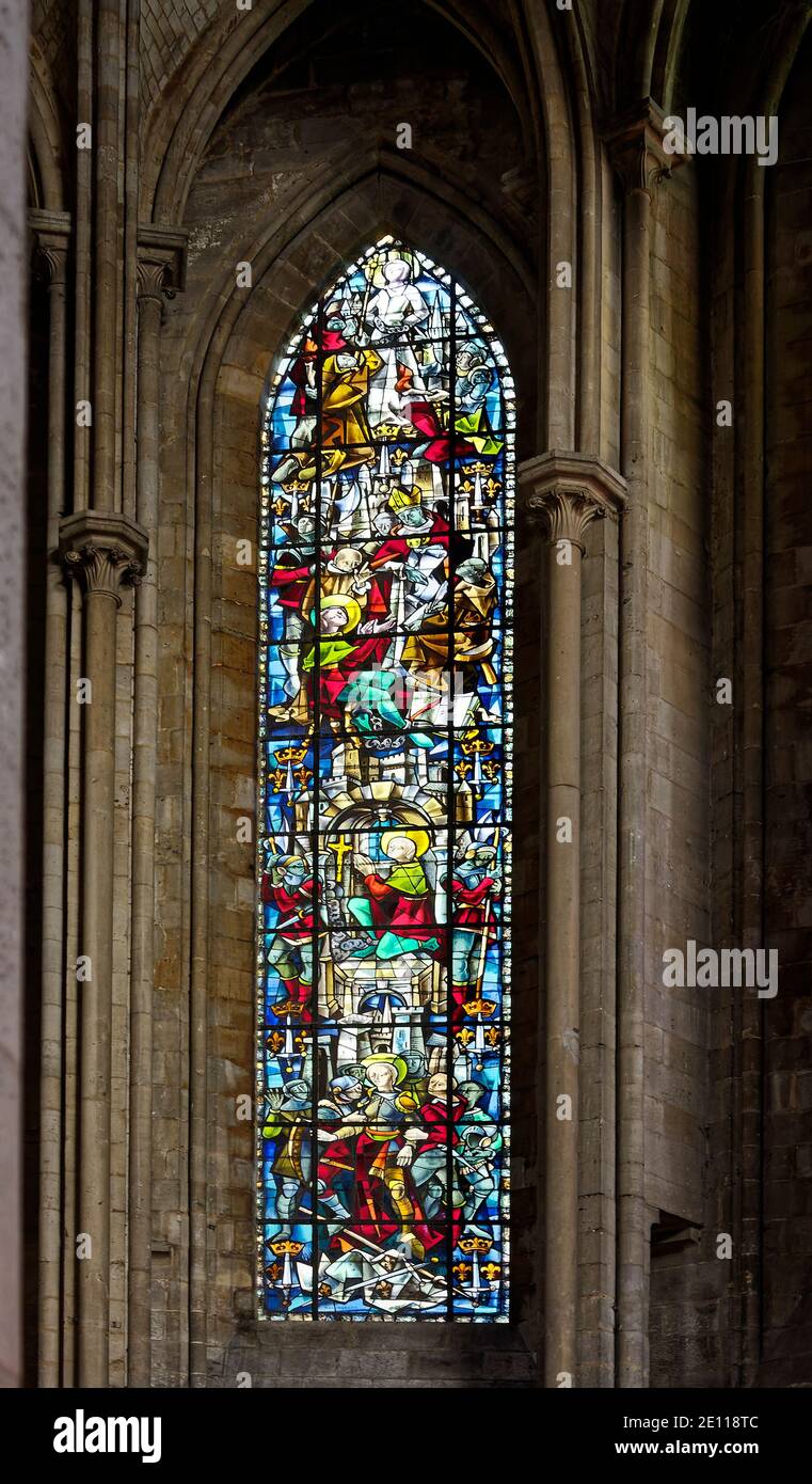 Vetrate, Cappella di San Giovanna d'Arco, storia, alta, stretta, colorata, arco gotico in pietra, Cattedrale di Notre Dame, arte religiosa, 1955, Norman Foto Stock