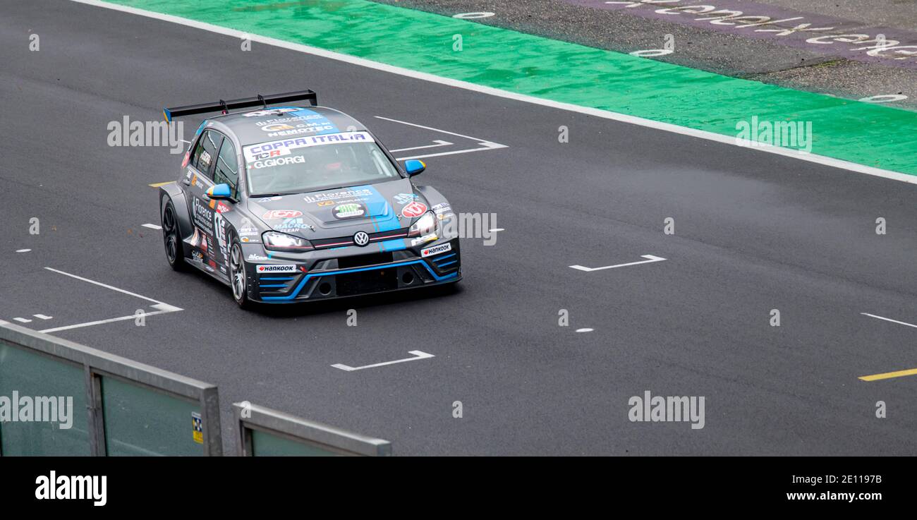 Volkswagen Golf gara d'azione su pista diritta asfaltata Foto Stock