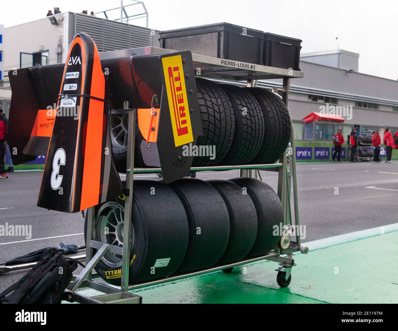 Racing car team cart sulla griglia di partenza con Pirelli Set sostituzione di pneumatici e naso Foto Stock