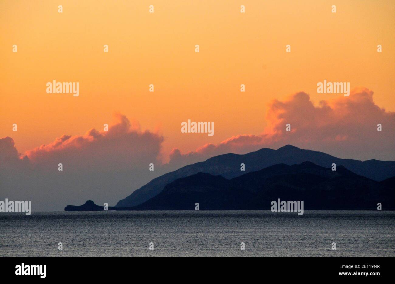 Vista verso sud attraverso la baia di Monemvasia, Grecia, all'alba Foto Stock