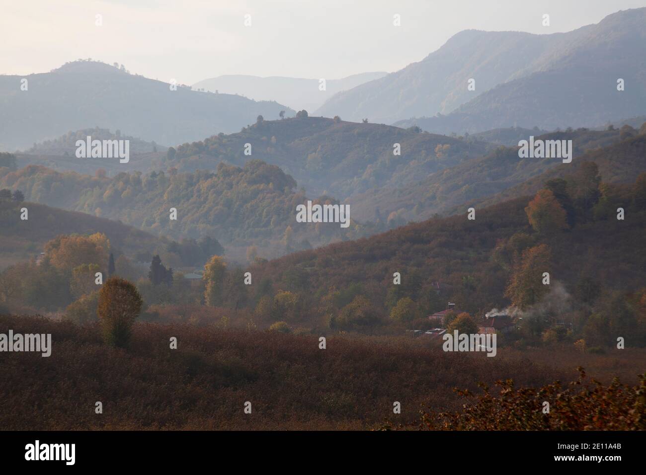 Splendida vista sulle montagne. Escursioni in montagna. Nebbia in montagna. Foto Stock