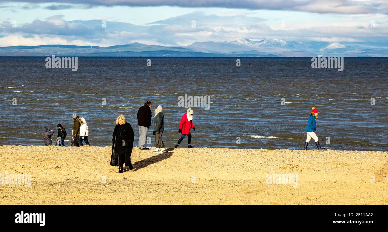 Passeggiata invernale sulla spiaggia di Rossall, Fleetwood Foto Stock