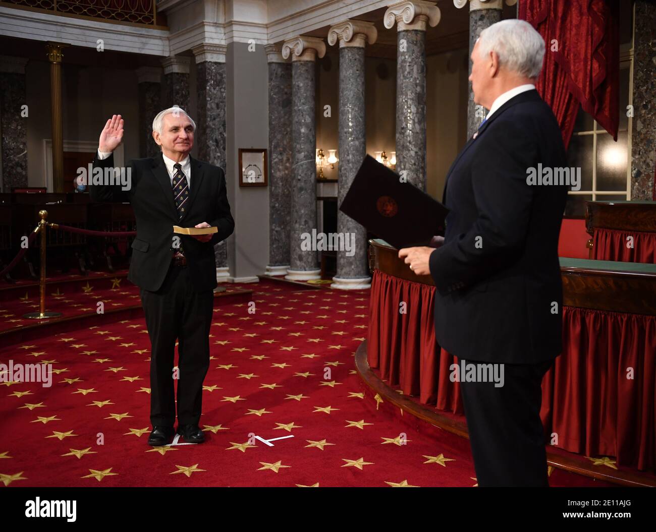 Washington, Stati Uniti. 3 gennaio 2021. Il Sen. Jack Reed, D-R.I., partecipa ad un simulacro di giuramento per il 117° Congresso con il Vice Presidente Mike Pence nelle Camere del Vecchio Senato presso il Campidoglio degli Stati Uniti a Washington, DC domenica 3 gennaio 2021. Foto di Kevin Dietsch/Pool/Sipa USA Credit: Sipa USA/Alamy Live News Foto Stock