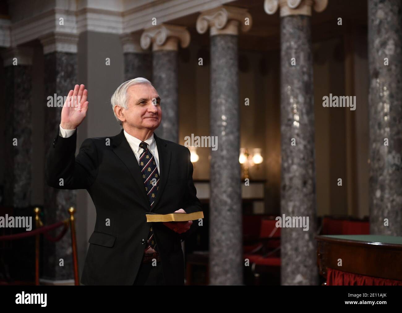 Washington, Stati Uniti. 3 gennaio 2021. Il Sen. Jack Reed, D-R.I., partecipa ad un simulacro di giuramento per il 117° Congresso con il Vice Presidente Mike Pence nelle Camere del Vecchio Senato presso il Campidoglio degli Stati Uniti a Washington, DC domenica 3 gennaio 2021. Foto di Kevin Dietsch/Pool/Sipa USA Credit: Sipa USA/Alamy Live News Foto Stock