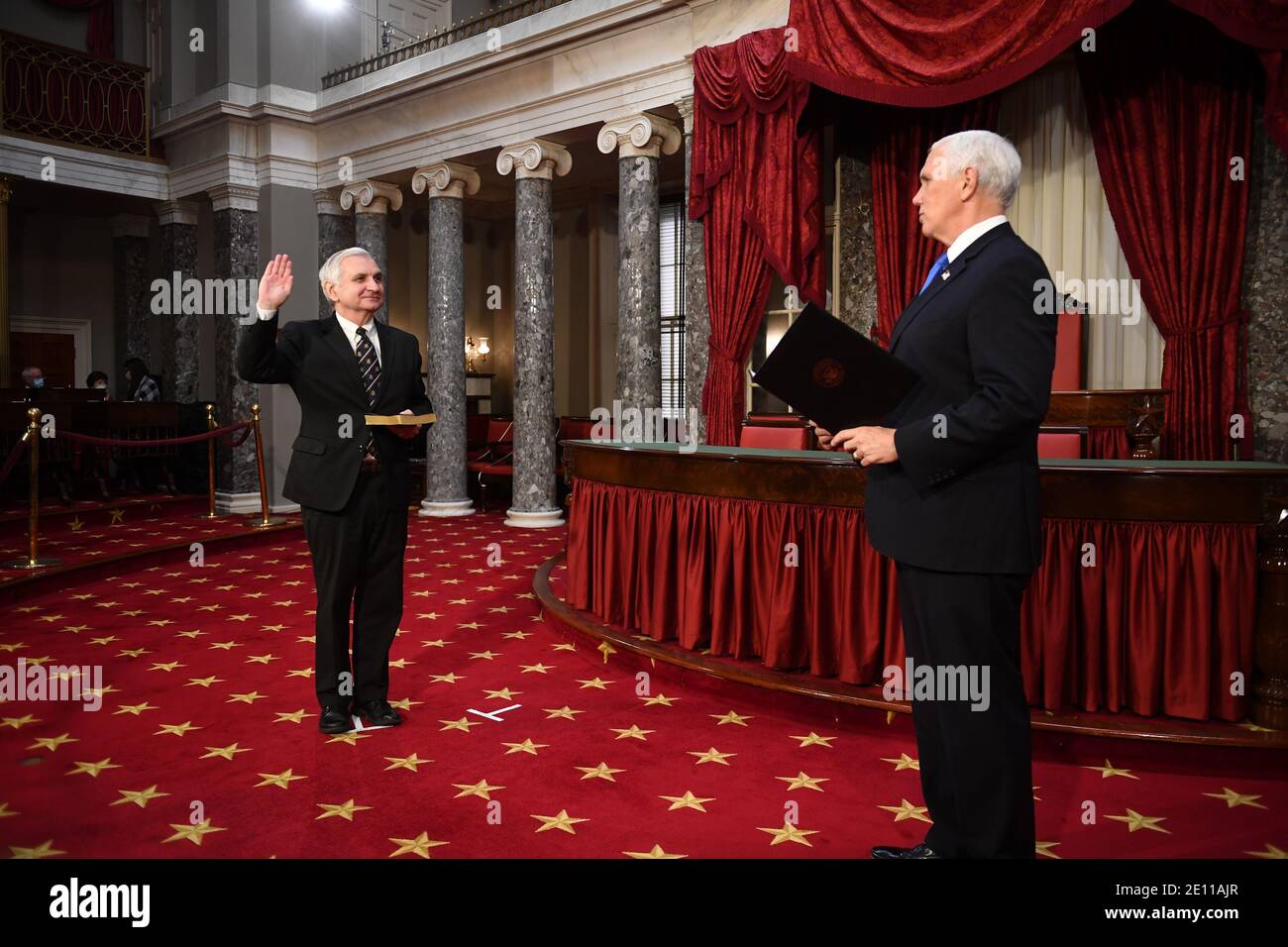 Washington, Stati Uniti. 3 gennaio 2021. Il Sen. Jack Reed, D-R.I., partecipa ad un simulacro di giuramento per il 117° Congresso con il Vice Presidente Mike Pence nelle Camere del Vecchio Senato presso il Campidoglio degli Stati Uniti a Washington, DC domenica 3 gennaio 2021. Foto di Kevin Dietsch/Pool/Sipa USA Credit: Sipa USA/Alamy Live News Foto Stock