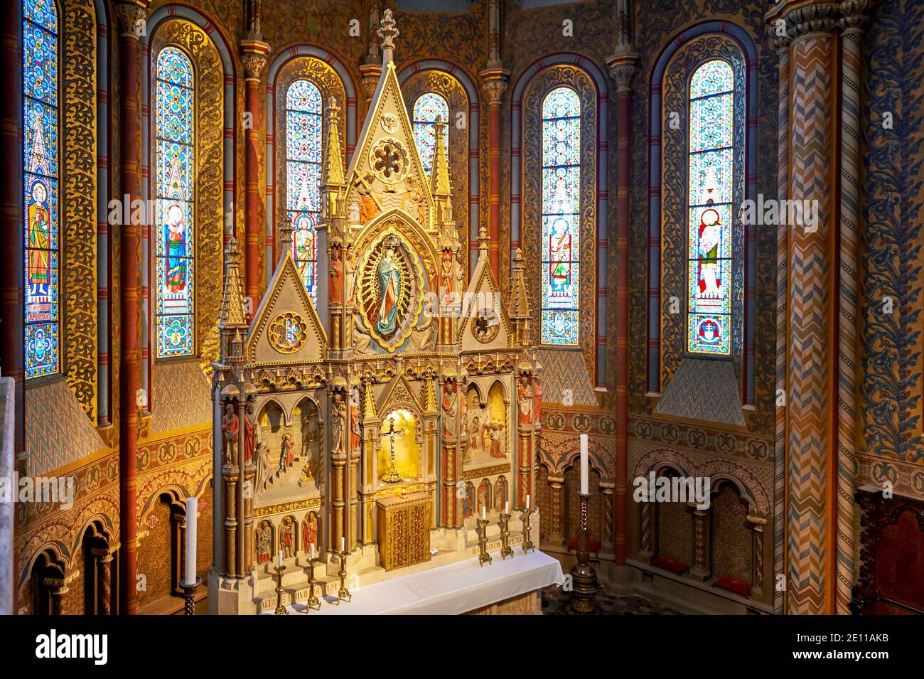 Impressionante interno della chiesa di Matthias al castello di Buda. Budapest, Ungheria Foto Stock