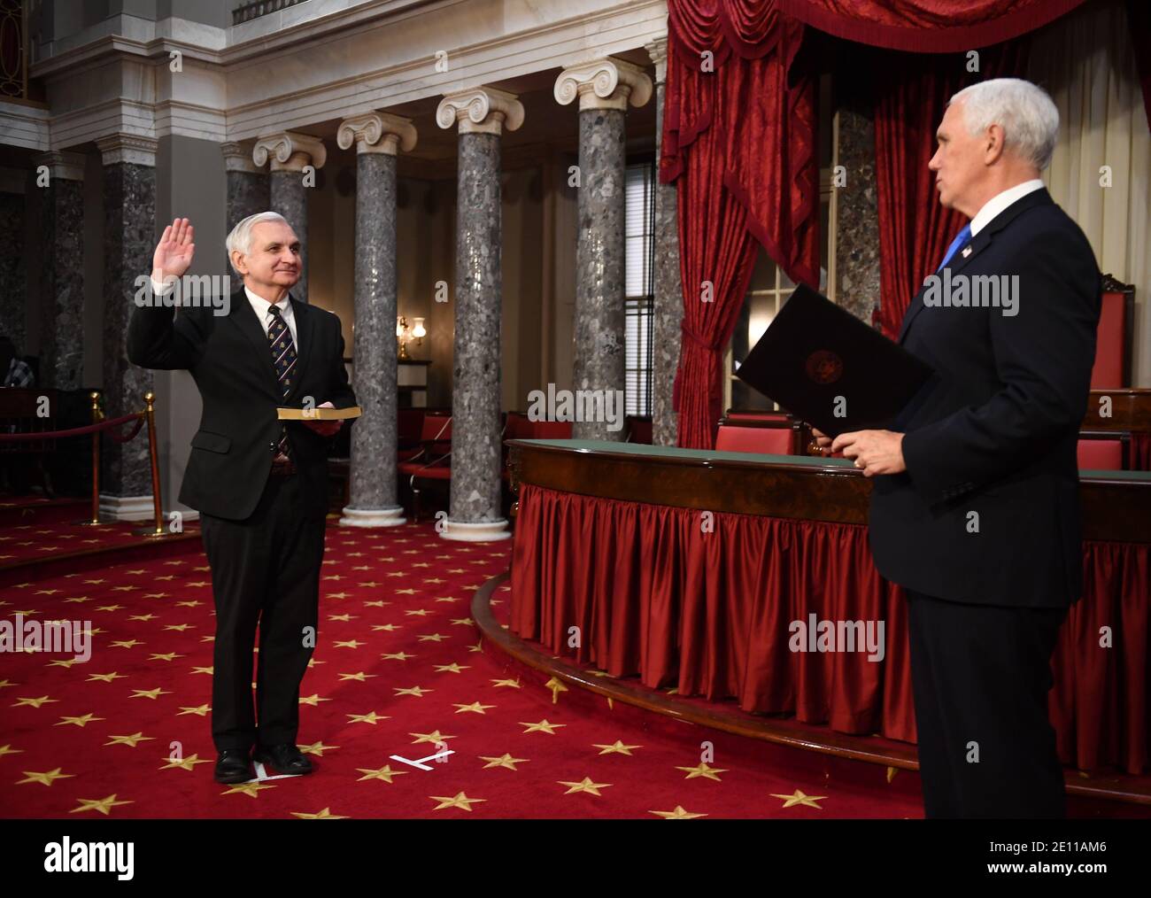 Washington, Stati Uniti. 3 gennaio 2021. Il Sen. Jack Reed, D-R.I., partecipa ad un simulacro di giuramento per il 117° Congresso con il Vice Presidente Mike Pence nelle Camere del Vecchio Senato presso il Campidoglio degli Stati Uniti a Washington, DC domenica 3 gennaio 2021. Foto di Kevin Dietsch/Pool/Sipa USA Credit: Sipa USA/Alamy Live News Foto Stock
