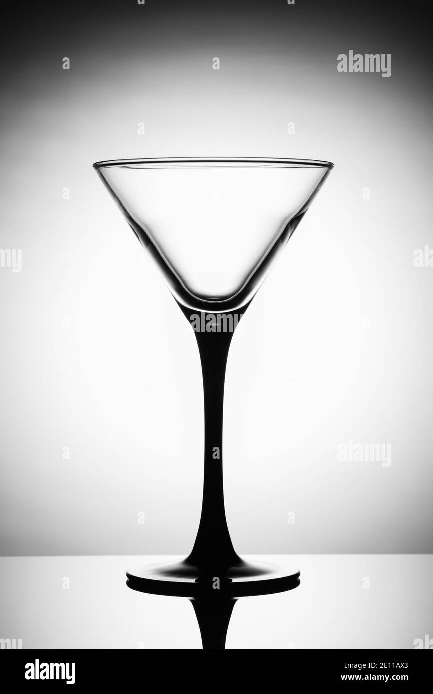 La silhouette degli occhiali martini vuoti su uno sfondo chiaro. Foto Stock