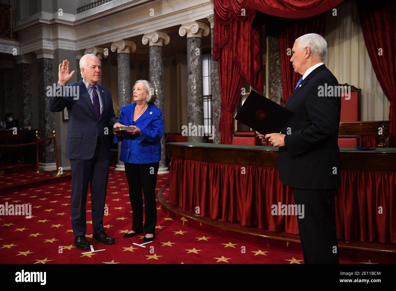 Washington, Stati Uniti. 3 gennaio 2021. Il Sen. John Cornyn, R-Text., partecipa a un simulacro di giuramento per il 117° Congresso con il Vice Presidente Mike Pence, come sua moglie Sandy Cornyn ha una bibbia, nelle Camere del Vecchio Senato presso il Campidoglio degli Stati Uniti a Washington, DC domenica 3 gennaio 2021. Foto di Kevin Dietsch/UPI Credit: UPI/Alamy Live News Foto Stock