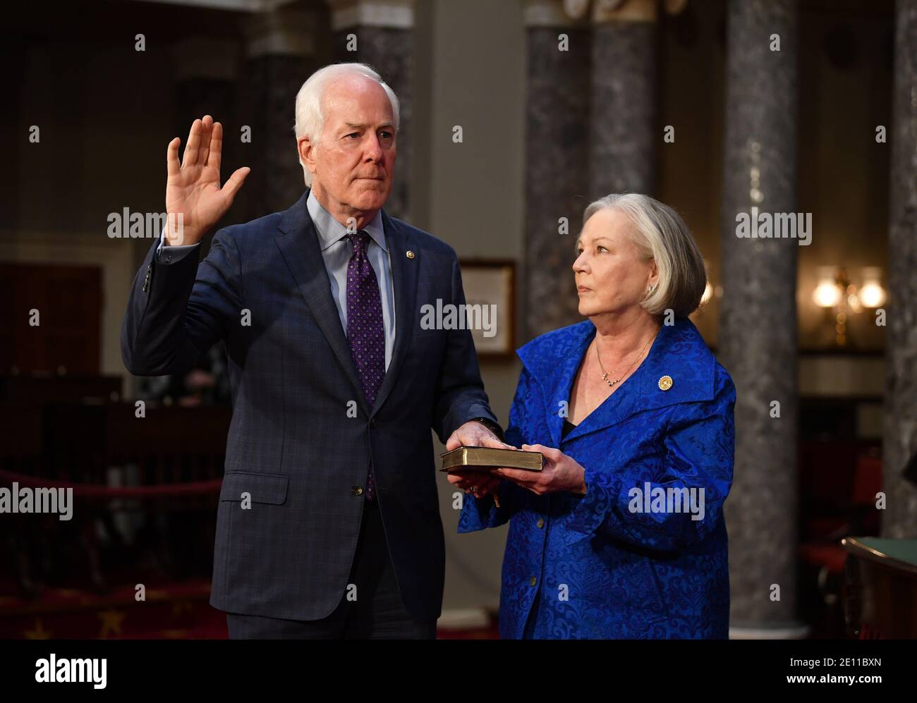 Washington, Stati Uniti. 3 gennaio 2021. Il Sen. John Cornyn, R-Text., e sua moglie Sandy Cornyn partecipano ad una cerimonia di giuramento per il 117° Congresso con il Vice Presidente Mike Pence nelle Camere del Vecchio Senato presso il Campidoglio degli Stati Uniti a Washington, DC domenica 3 gennaio 2021. Foto di Kevin Dietsch/UPI Credit: UPI/Alamy Live News Foto Stock