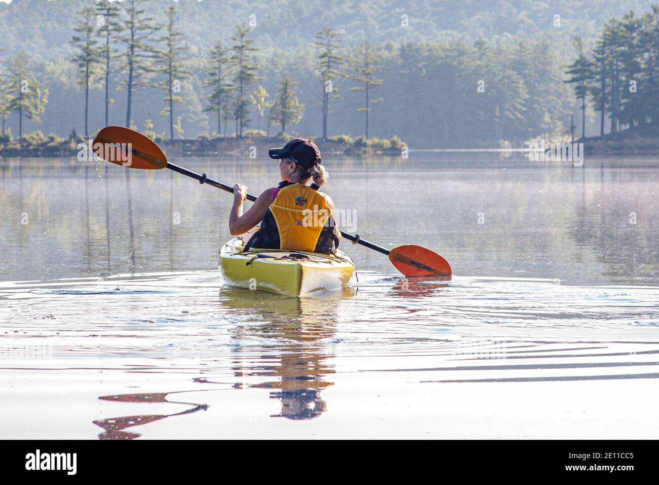 Una donna in kayak sul lago Tully Foto Stock