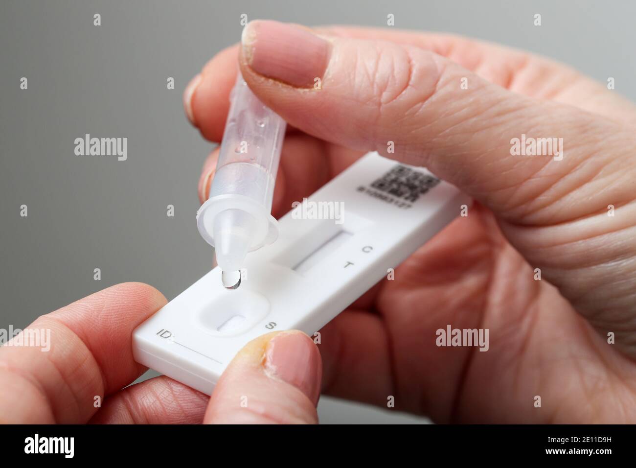 Test del coronavirus con un kit di test del dispositivo Lateral Flow. Foto Stock