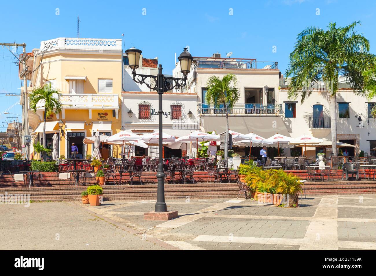 Santo Domingo, Repubblica Dominicana - 11 gennaio 2017: Ristoranti locali e case a Plaza de Espana, vista sulla strada con la gente comune Foto Stock