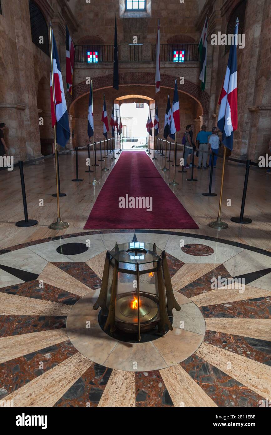 Santo Domingo, Repubblica Dominicana - 11 gennaio 2017: Interno del Pantheon Nazionale della Repubblica Dominicana, memoriale fiamma eterna Foto Stock