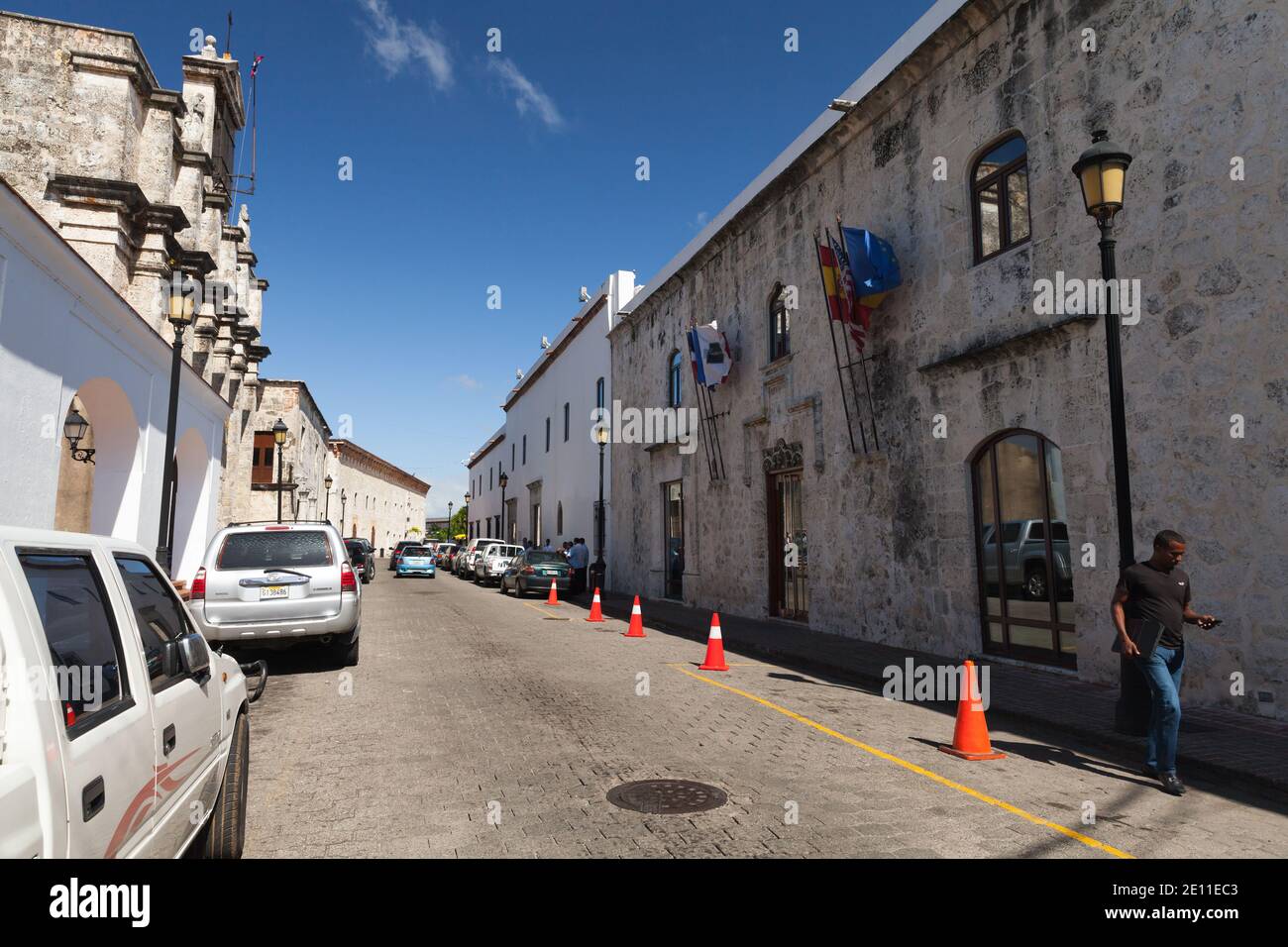 Santo Domingo, Repubblica Dominicana - 11 gennaio 2017: Vista sulla strada del centro di Santo Domingo. La gente comune cammina per la strada con le auto parcheggiate Foto Stock