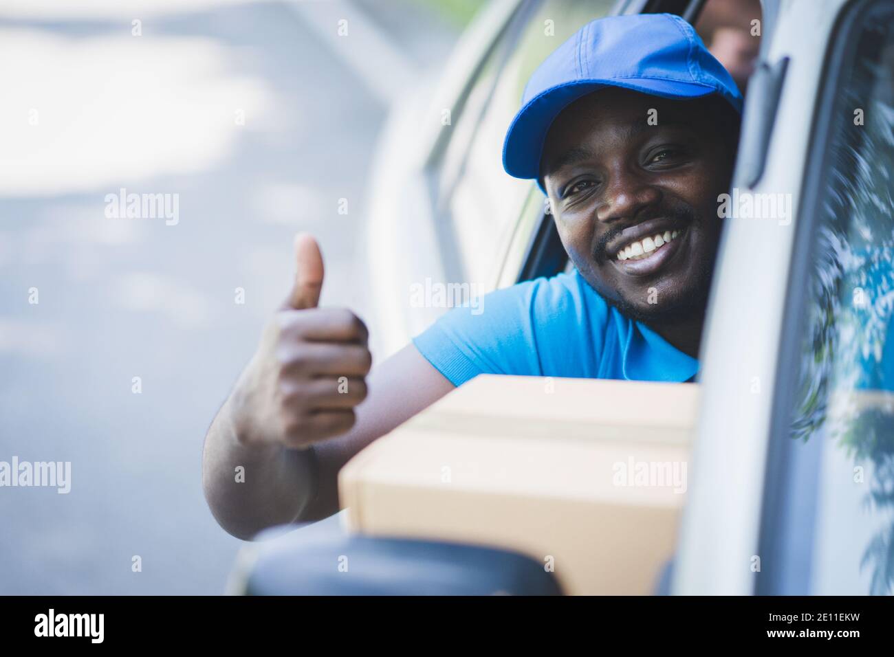 Corriere postale africano che consegna il pacchetto in auto Foto Stock