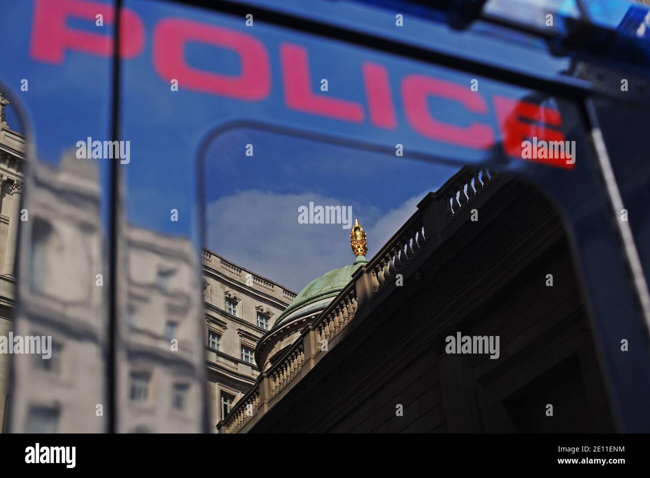 GRAN BRETAGNA / Inghilterra / Banca d'Inghilterra riflettendo sul furgone della polizia . Foto Stock