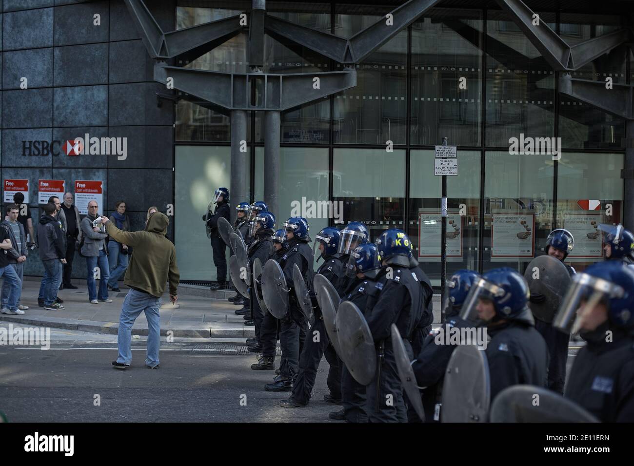 La polizia a Riot Gear blocca l'accesso a un ramo della HSBC Bank come fermare la protesta anticapitalista nella città di Londra . Foto Stock
