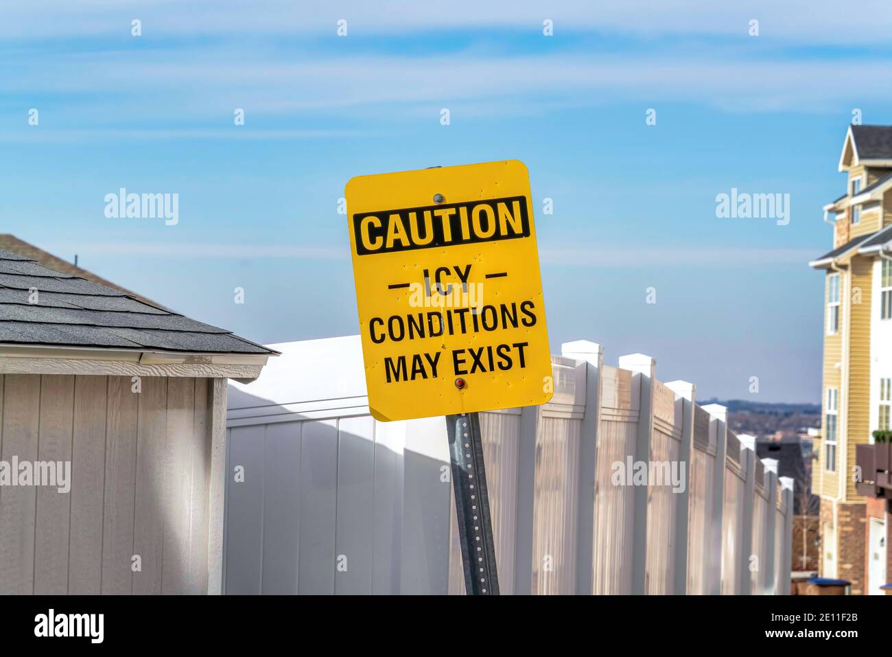 Attenzione le condizioni di Icy possono esistere cartelli su un quartiere soleggiato in inverno Foto Stock
