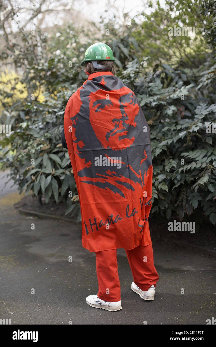 GRAN BRETAGNA / Inghilterra / Londra / protestante con che Guevara bandiera. Foto Stock