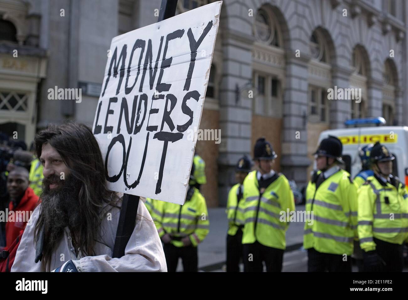 GRAN BRETAGNA / Inghilterra / Londra /Un uomo protesta contro le azioni dei banchieri durante G20 manifestazioni nella città di Londra il 1 aprile 2009 . Foto Stock