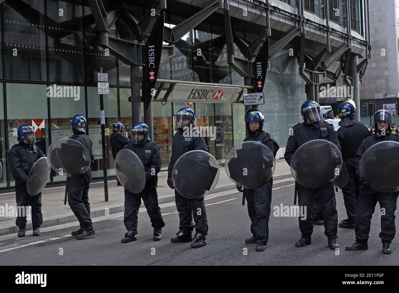 GRAN BRETAGNA / Inghilterra / Londra / polizia in Riot Gear bloccare l'accesso a un ramo di HSBC Bank come fermare i manifestanti anticapitalisti. Foto Stock