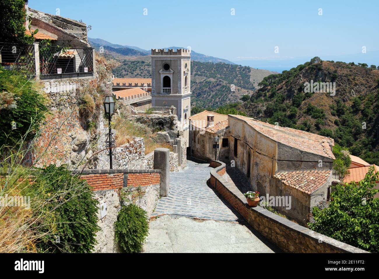 Case e campanile per le strade di Savoca Old Città medievale architettura in Sicilia e destinazione del turismo Foto Stock