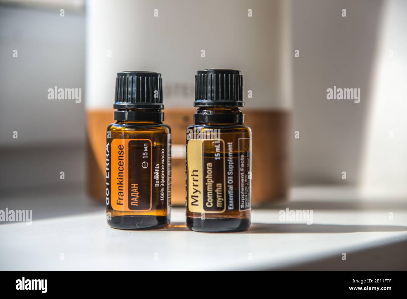 Bottiglie di olio DOTerra Essential. Olio essenziale Mirra. Olio doterra  essenziale. Diffusore. Boswellia carterii, frereana e sacra Foto stock -  Alamy