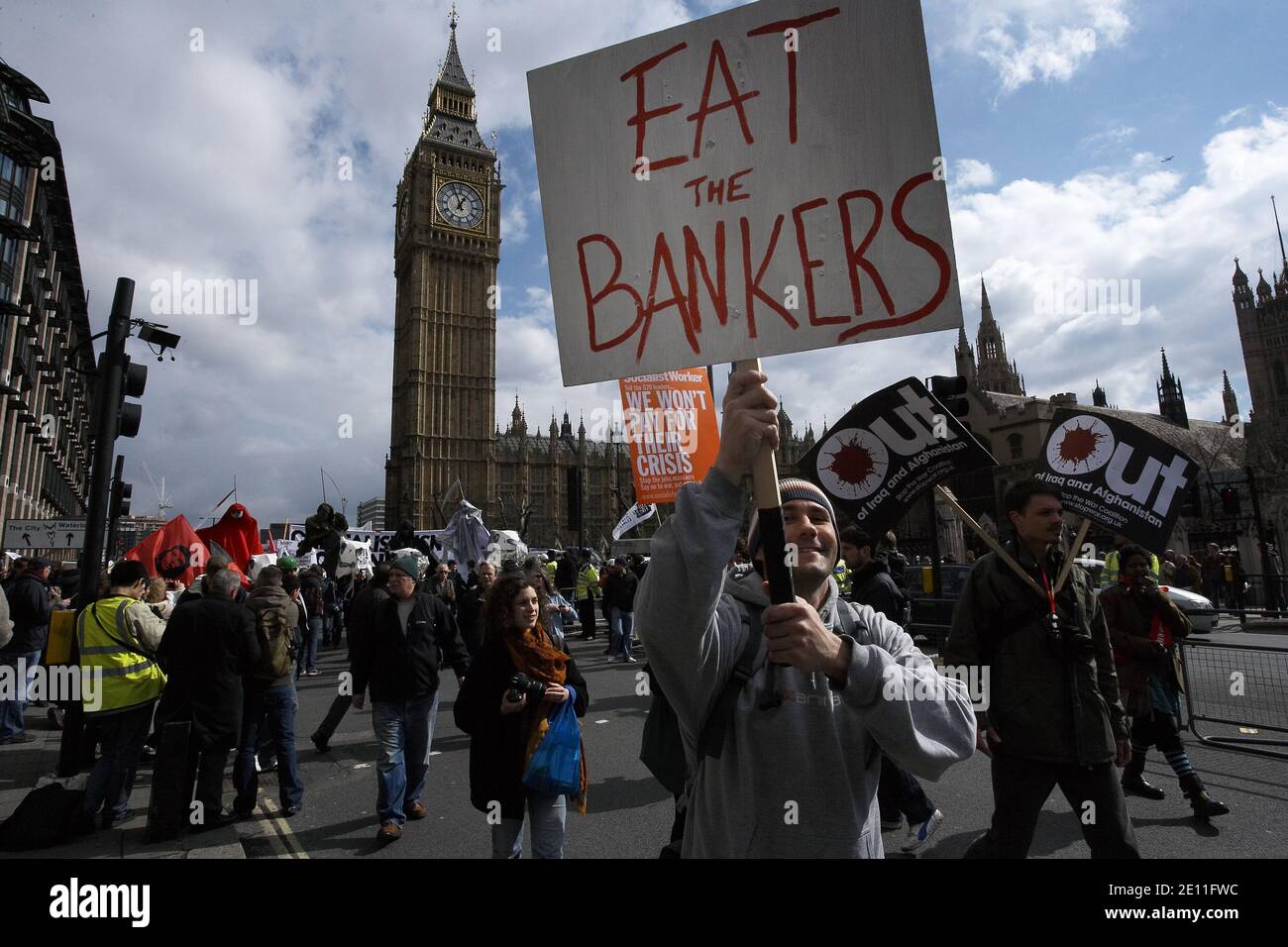 GRAN BRETAGNA / Inghilterra / Londra /Un manifestante tiene un canto 'Eat the Bankers' il 28 marzo 2009 a Londra, Inghilterra. Foto Stock