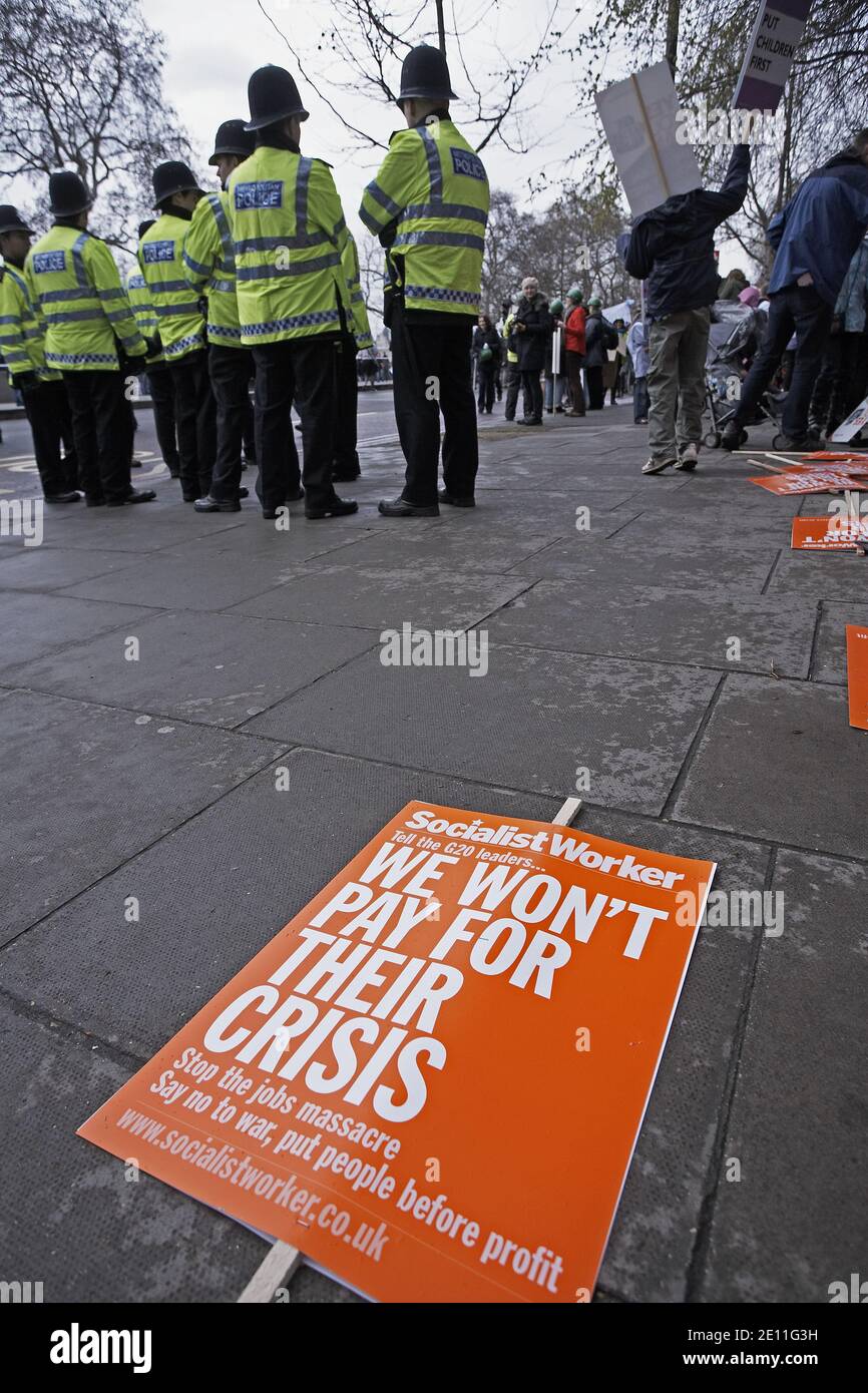 Protesta contro il capitalismo marzo 2009 Londra. Segno sulla strada con la polizia nel backround . Foto Stock