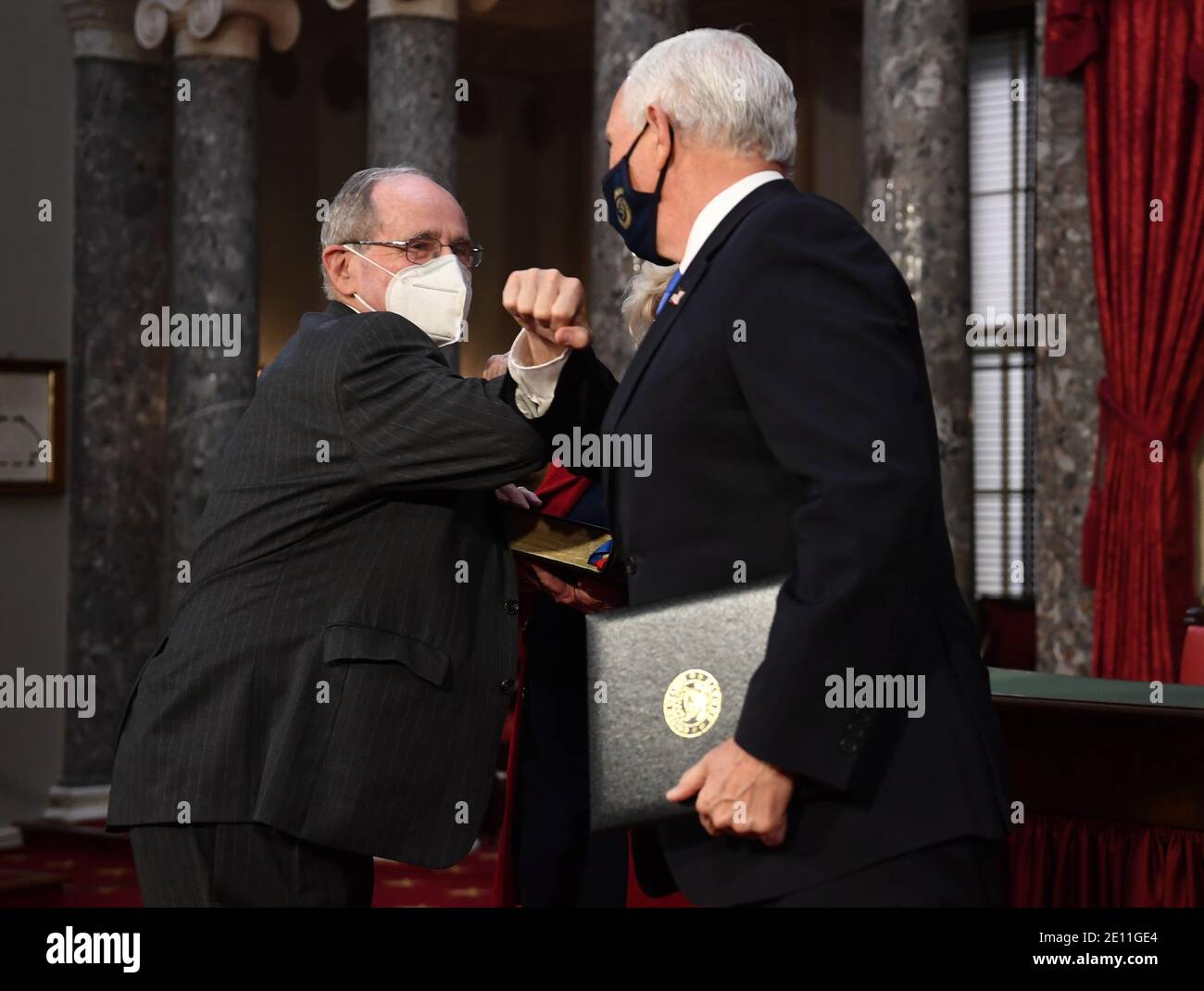 Washington, Stati Uniti. 3 gennaio 2021. Il Sen. James Risch, R-Ida., urta i gomiti dopo aver partecipato ad una simulazione di giuramento per il 117° Congresso con il Vice Presidente Mike Pence nelle Camere del Vecchio Senato presso il Campidoglio degli Stati Uniti a Washington, DC domenica 3 gennaio 2021. Foto di Kevin Dietsch/Pool/Sipa USA Credit: Sipa USA/Alamy Live News Foto Stock