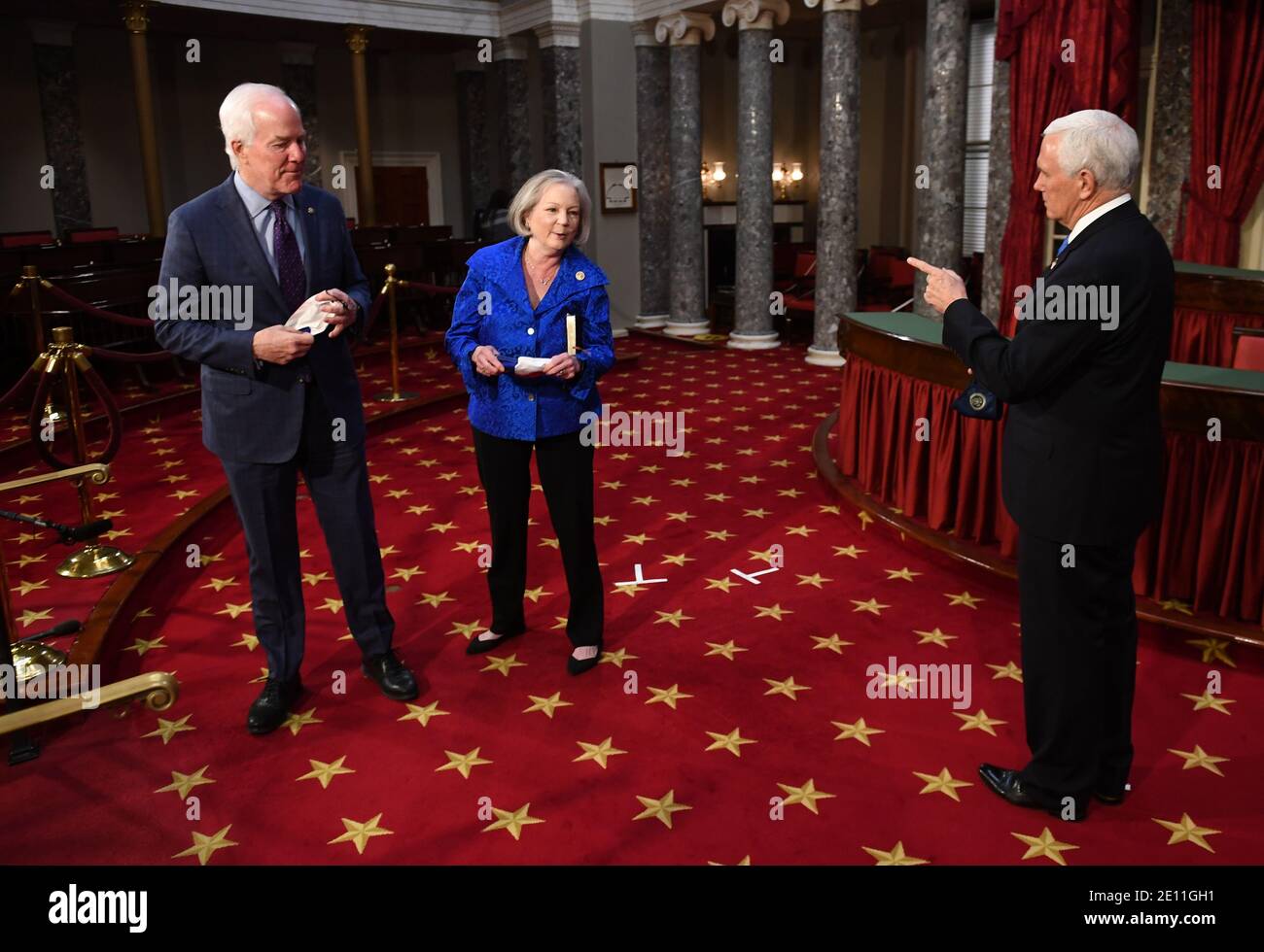 Washington, Stati Uniti. 3 gennaio 2021. Il Sen. John Cornyn, R-Text., e sua moglie Sandy Cornyn partecipano ad una cerimonia di giuramento per il 117° Congresso con il Vice Presidente Mike Pence nelle Camere del Vecchio Senato presso il Campidoglio degli Stati Uniti a Washington, DC domenica 3 gennaio 2021. Foto di Kevin Dietsch/Pool/Sipa USA Credit: Sipa USA/Alamy Live News Foto Stock